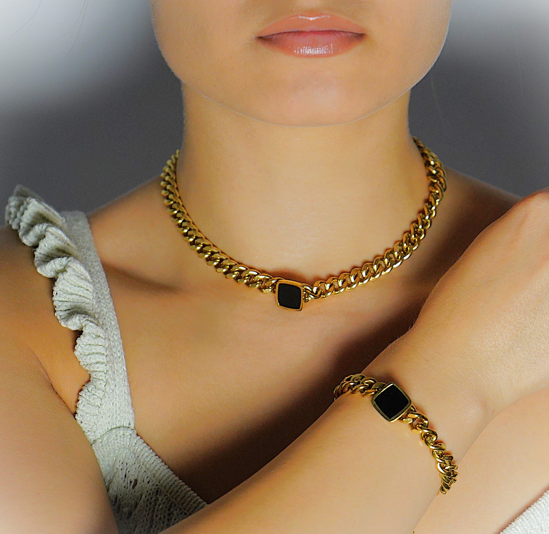 colier statement placat cu aur 18K – design cu placuta mica patrata fixa in centru