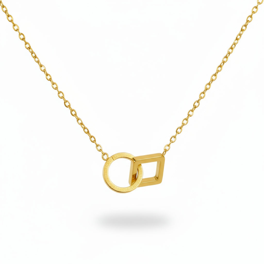 colier placat cu aur de 18K cu pandantiv elegant