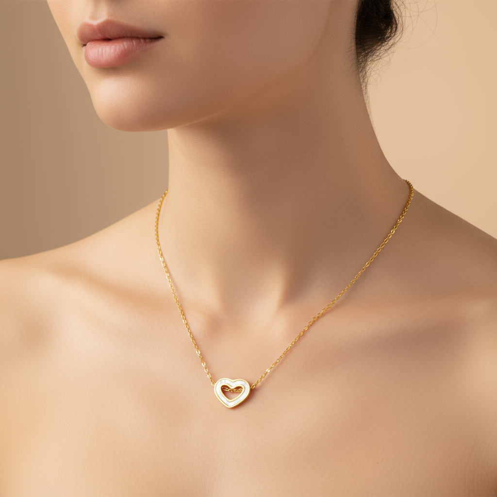 colier placat cu aur de 18K cu pandantiv elegant cu o inima mica alba