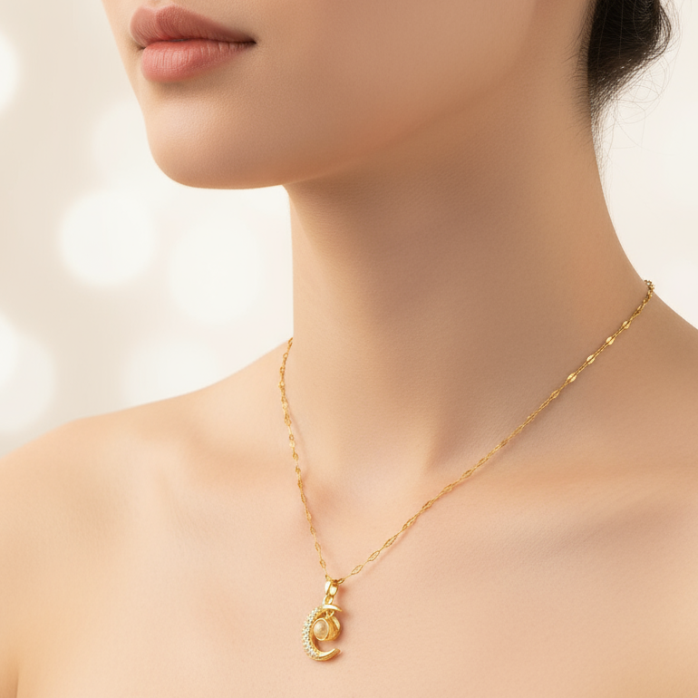 colier placat cu aur de 18K cu pandantiv elegant cu semi luna