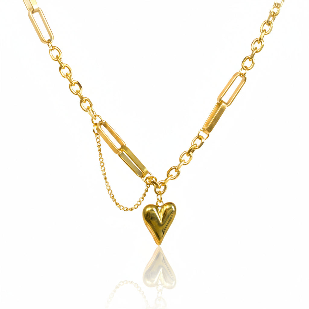 colier statement placat cu aur 18K – design modern pandantiv cu inima plina