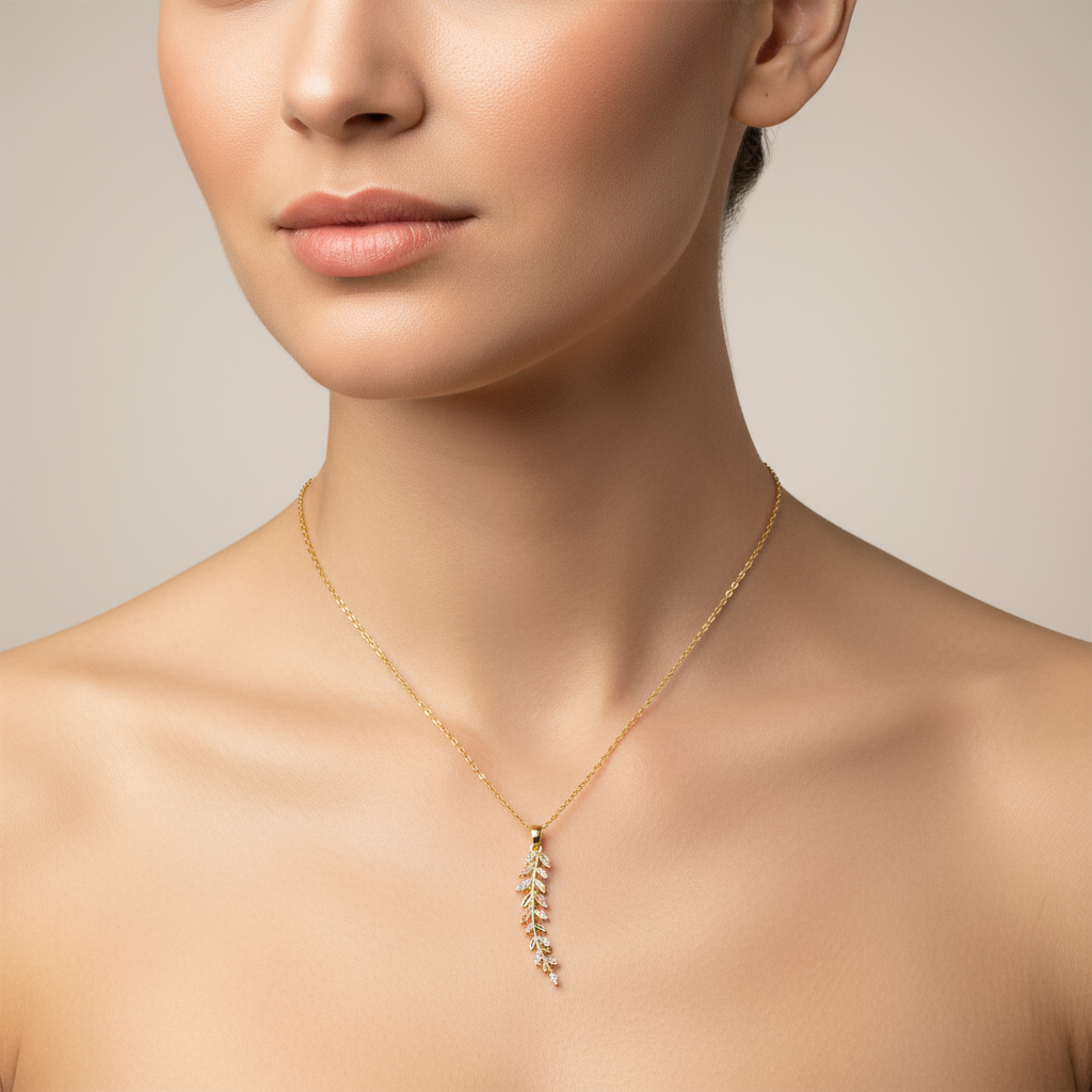 colier placat cu aur de 18K cu pandantiv elegant in forma de crenguta cu frunze, cu pietre