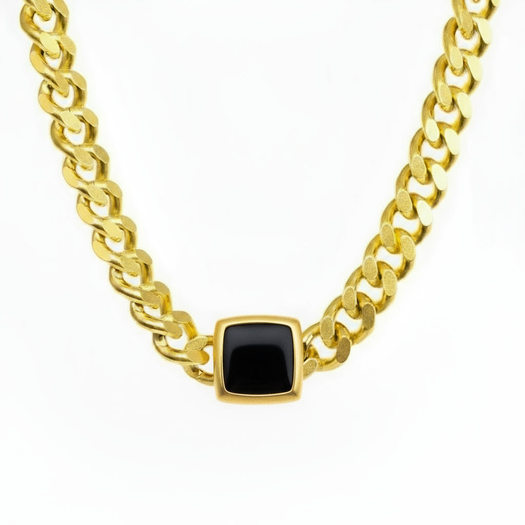 colier statement placat cu aur 18K – design cu placuta mica patrata fixa in centru