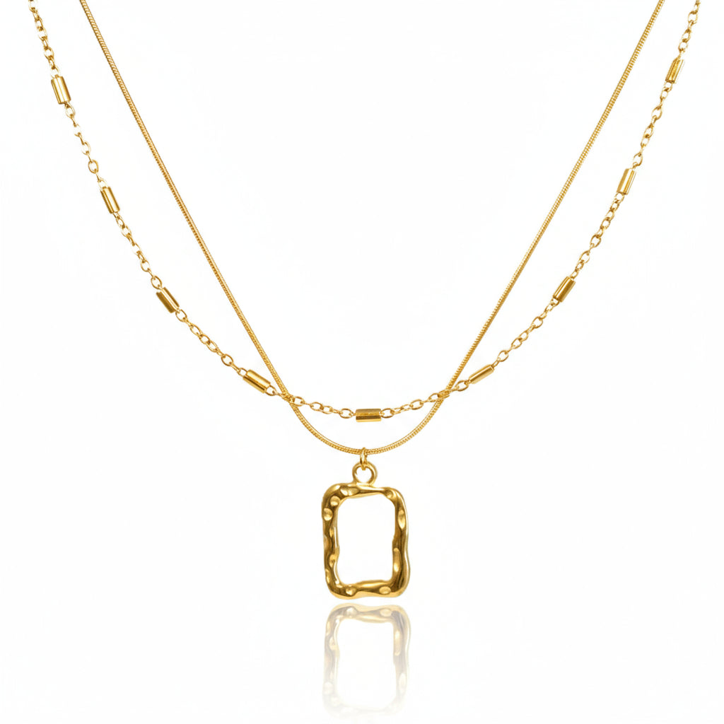 colier placat cu aur de 18K cu pandantiv elegant chenar gol