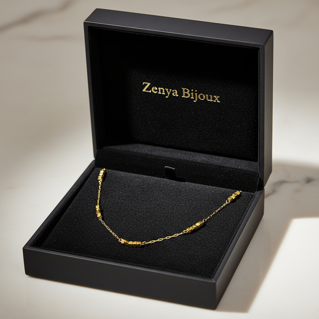 colier fin de damă cu lanț subțire placat cu aur cu mici blocuri aurii intercalete pe lant