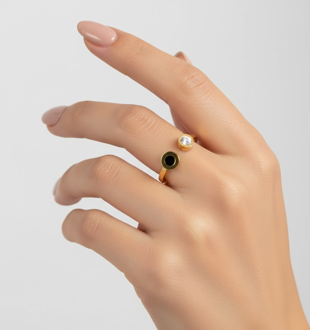 inel placat cu aur de 18K – design elegant de damă cu negru si o piatra mica