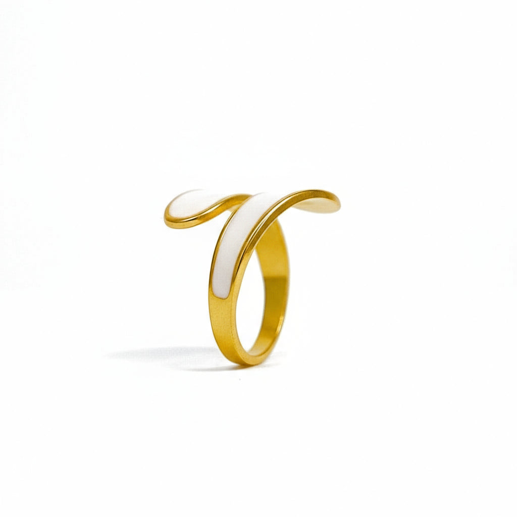 inel reglabil placat cu aur de 18K – stil minimalist cu alb