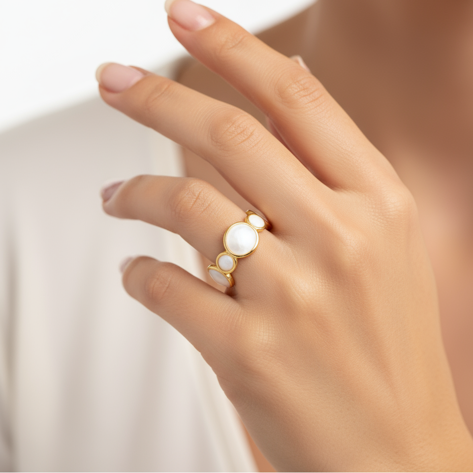 inel placat cu aur de 18K – design elegant de damă format din mai multe cercuri mari si mici unul langa altul mic/mare, piatra alba stil marmura, inel reglabil