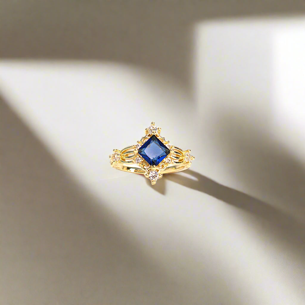 inel placat cu aur de 18K cu pietre cubic zirconia strălucitoare