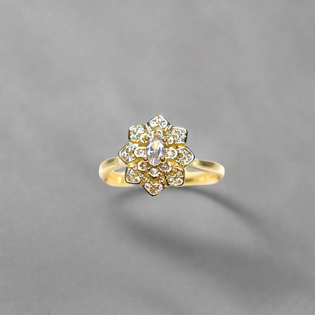 inel placat cu aur de 18K cu pietre cubic zirconia strălucitoare albe