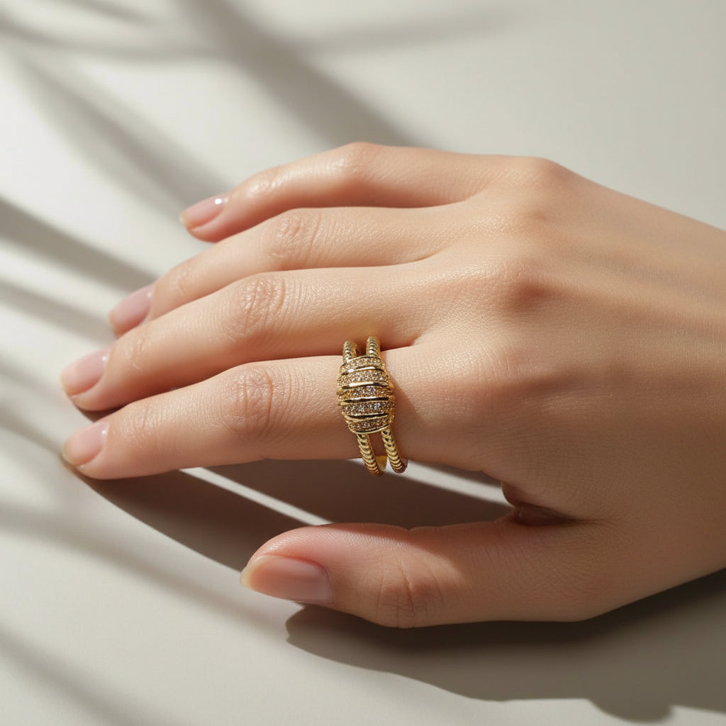 inel placat cu aur de 18K cu pietre cubic zirconia strălucitoare albe