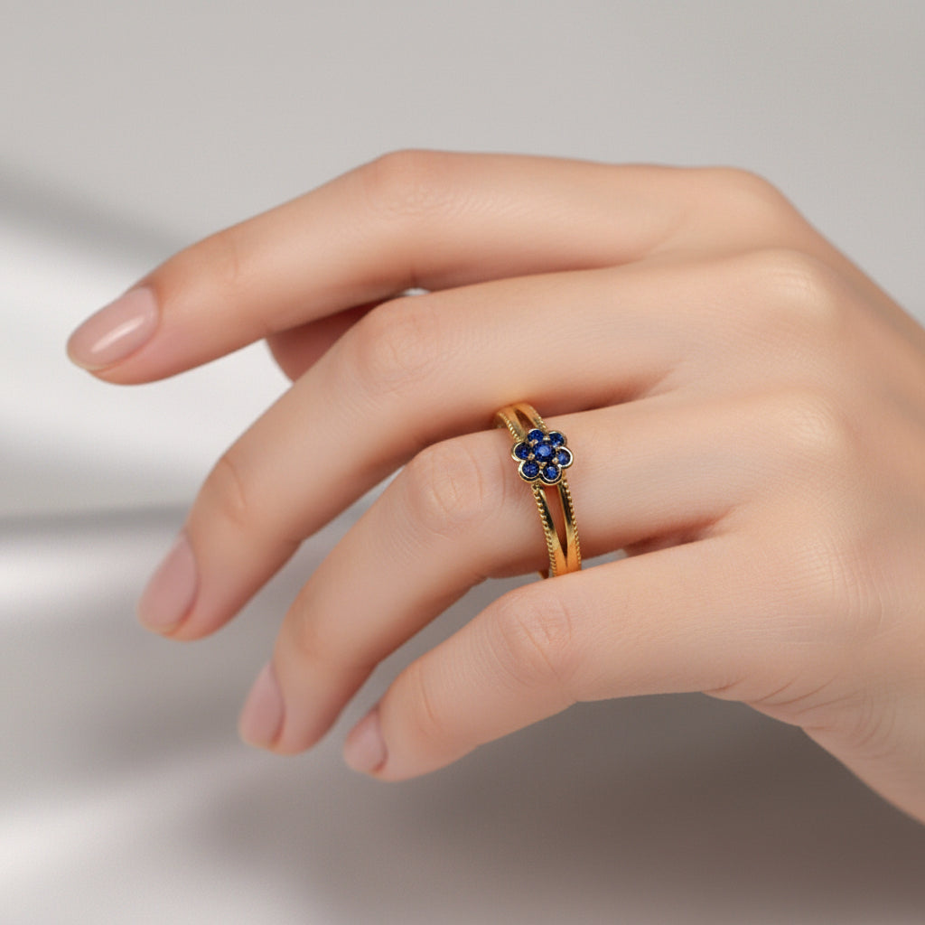 inel placat cu aur de 18K cu pietre cubic zirconia strălucitoare albastra in forma de floare