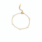 Detaliu brățară de picior placată cu aur, stil modern și rafina cu inimioare 