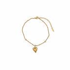 Brățară de picior modernă și strălucitoare, accesoriu feminin din lant cu 3 pietricele si un pandantiv cu inima aurie plina.