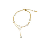 Brățară de picior din oțel inoxidabil placat cu aur, stil sofisticat din 2 lanturi unul cu bilute albe tip perle si unul simplu cu un pandativ de 3.5 cm care atarna,  cu fluture alb.