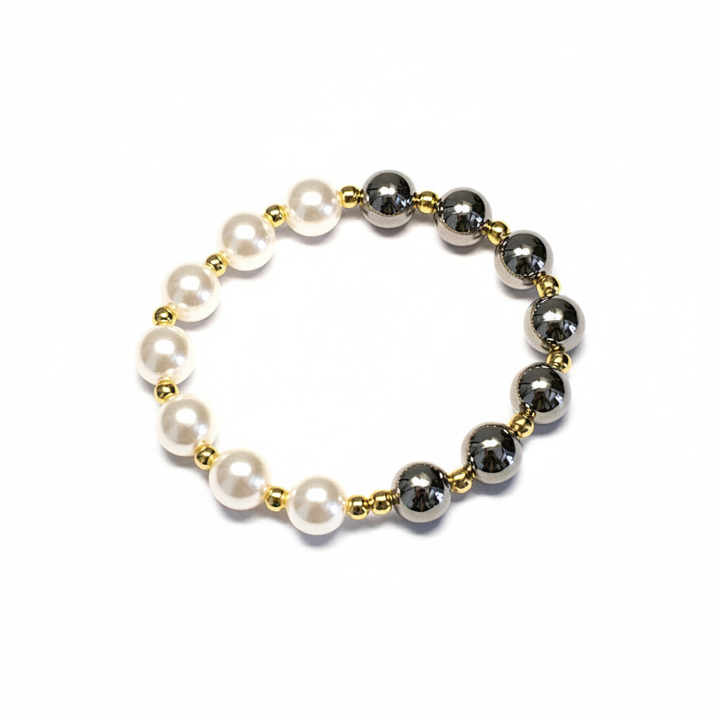 Brățară pe elastic cu bile albe și argintii mari si margele mici aurii care desparte margelele mari