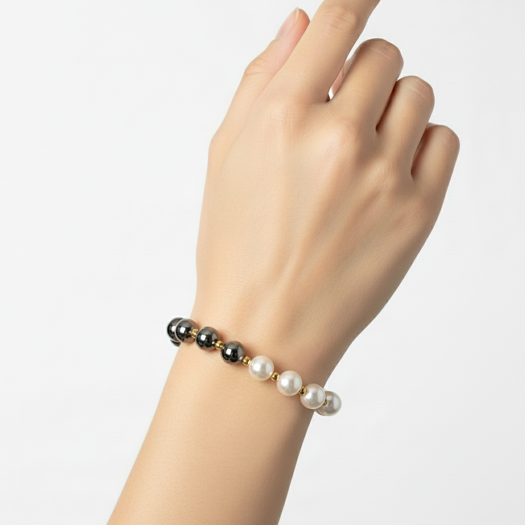 Brățară pe elastic cu bile albe și argintii mari si margele mici aurii care desparte margelele mari