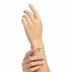 Brățară pe elastic cu bile albe și aurii și charm cu love