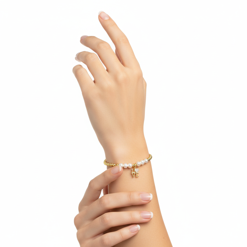 Brățară pe elastic cu bile albe și aurii și charm cu love