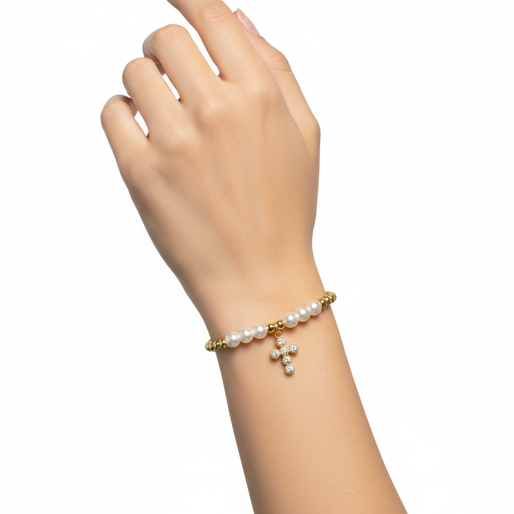 Brățară pe elastic cu bile albe și aurii și charm cruciulita cu pietre albe