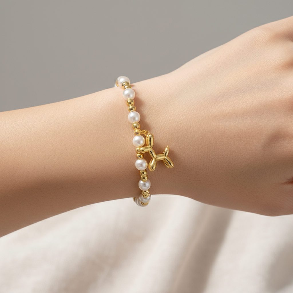 Brățară pe elastic cu bile albe și aurii și charm catel
