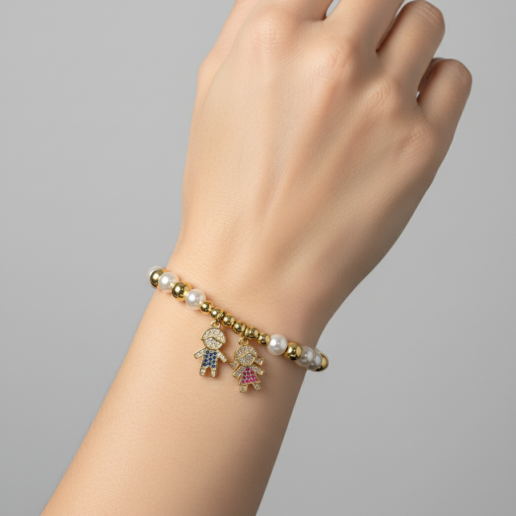 Brățară pe elastic cu bile albe și aurii și charm fetita si baietel