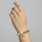 Brățară pe elastic cu bile albe și aurii și charm