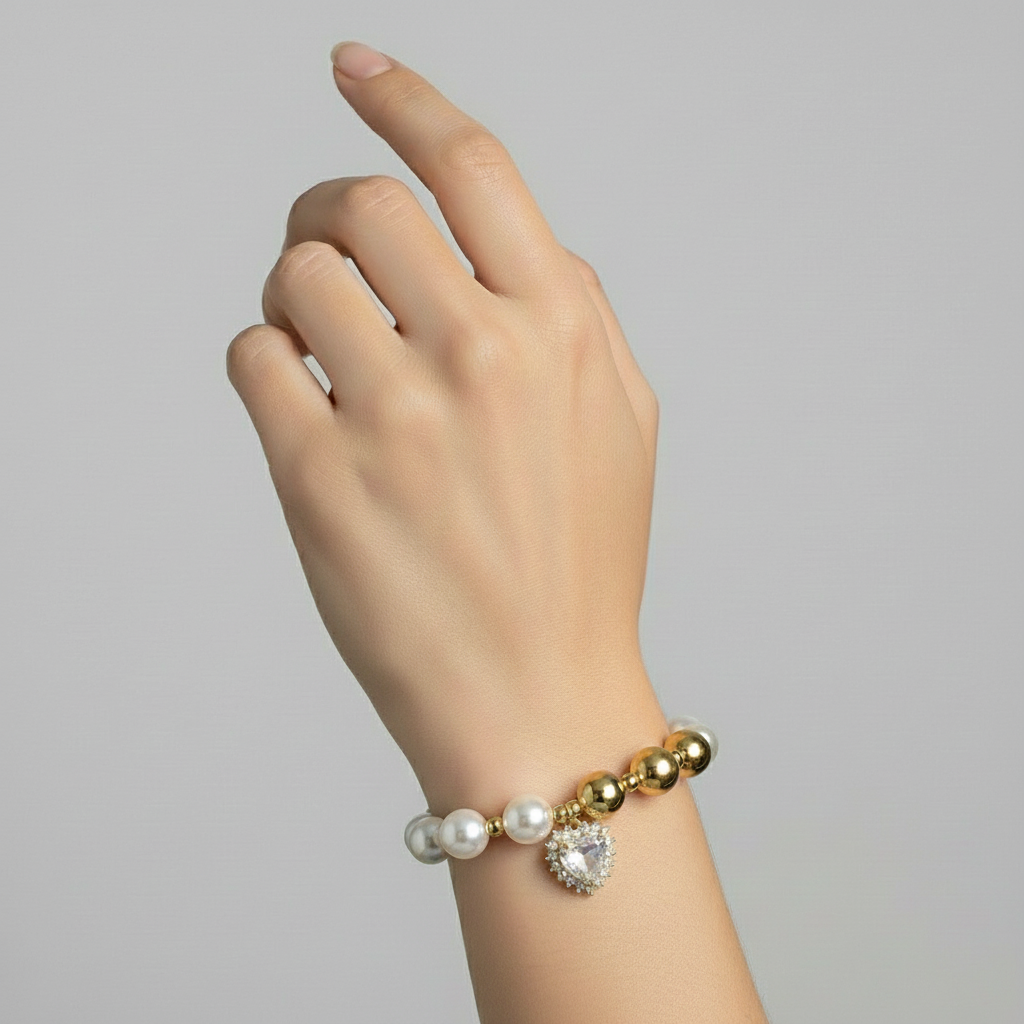 Brățară pe elastic cu bile albe și aurii și charm