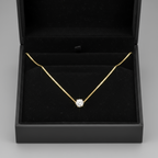 colier placat cu aur de 18K cu pandantiv elegant cu piatra mica