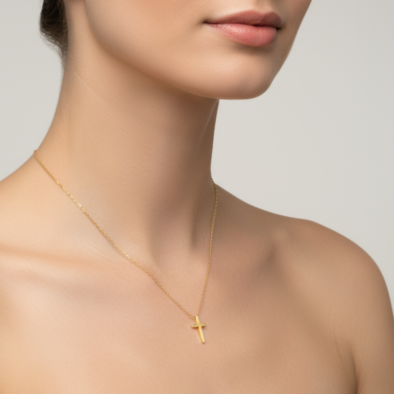 colier fin de damă cu lanț subțire placat cu aur cu cruciulita
