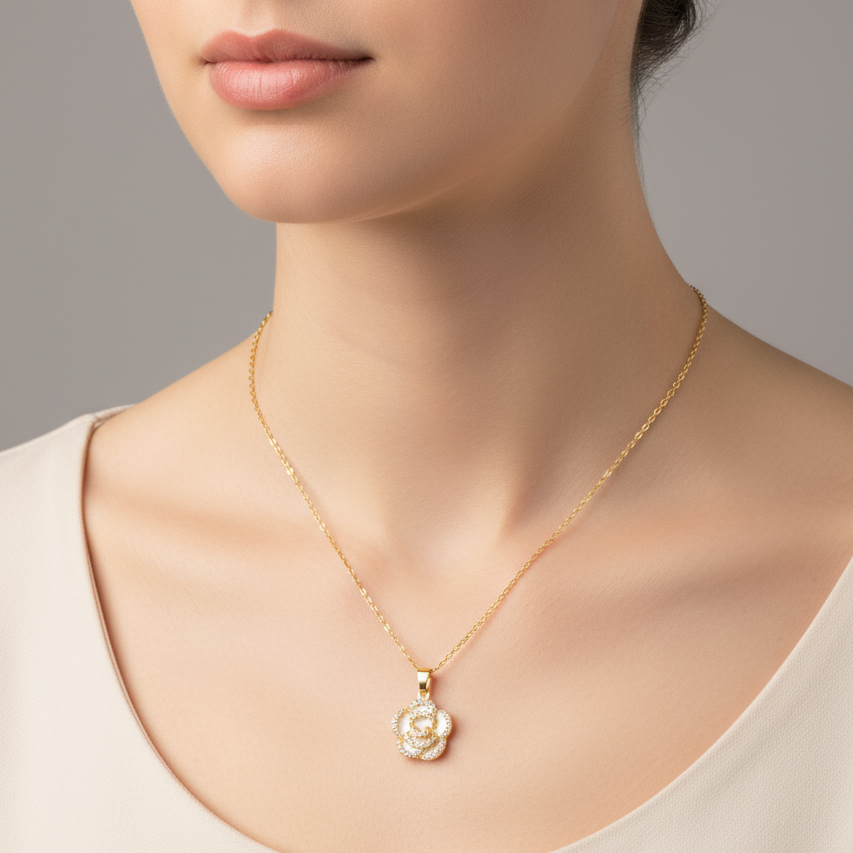 colier placat cu aur de 18K cu pandantiv elegant cu floare alba cu sclipici