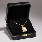 colier placat cu aur de 18K cu pandantiv elegant cu pietre si o perla