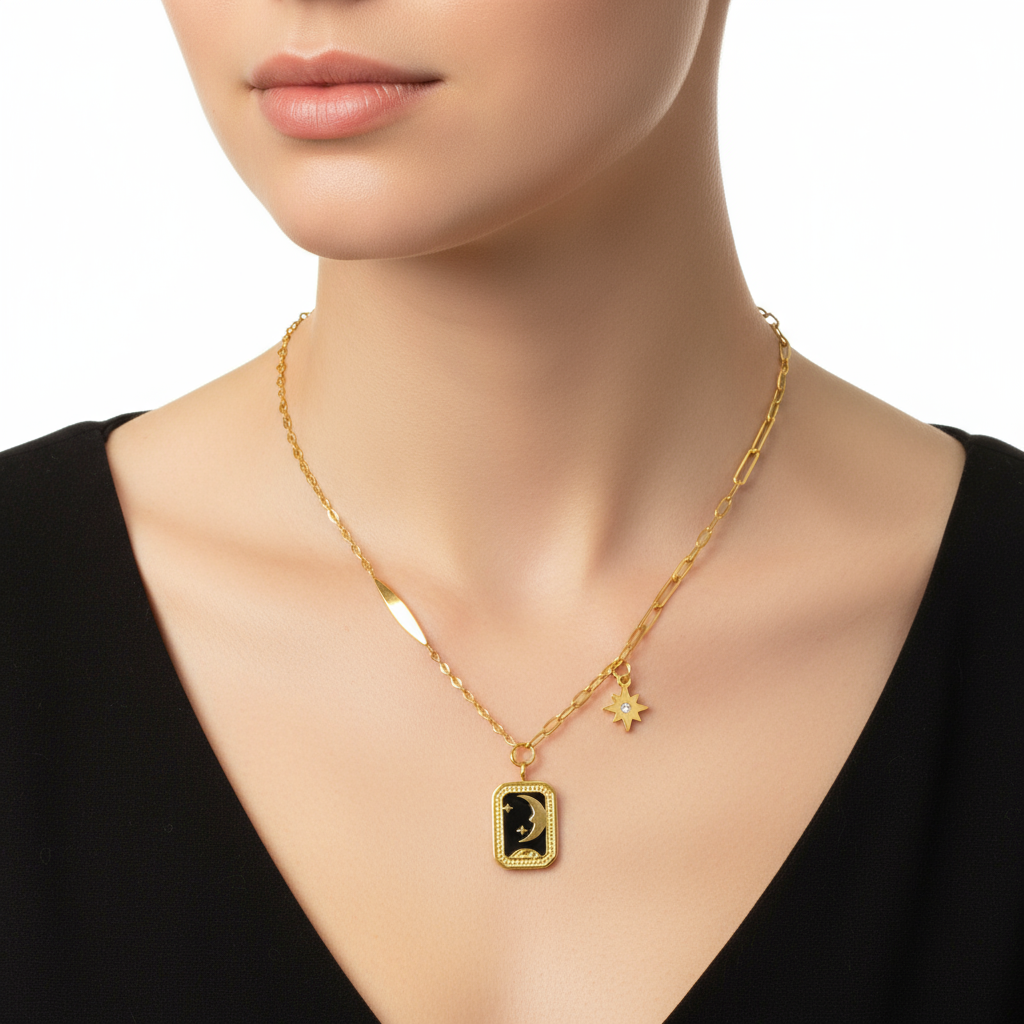 colier placat cu aur de 18K cu pandantiv elegant cu luna si stea si gravat cu Good luck