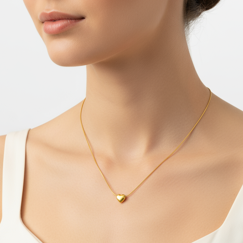 colier placat cu aur de 18K cu pandantiv elegant in forma de inimamica plina