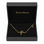 colier placat cu aur de 18K cu pandantiv elegant in forma de puls in cutie de bijuterii