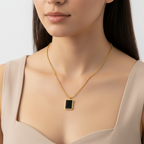 colier placat cu aur de 18K cu pandantiv placuta neagra cu ghenar auriu