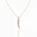 colier placat cu aur de 18K cu pandantiv elegant in forma de crenguta cu frunze, cu pietre