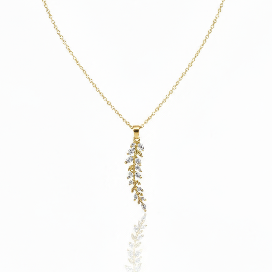 colier placat cu aur de 18K cu pandantiv elegant in forma de crenguta cu frunze, cu pietre