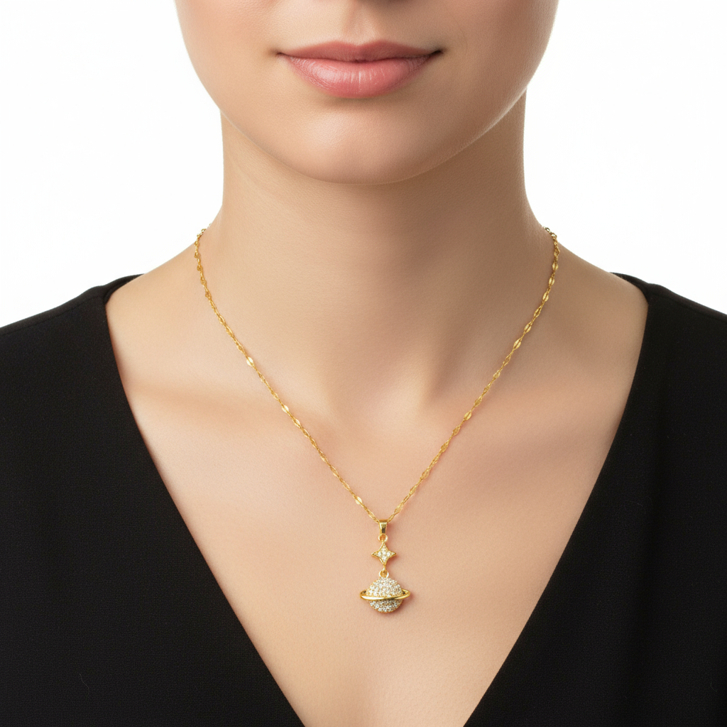 colier placat cu aur de 18K cu pandantiv in forma de planeta cu cerc si o stea deasupra