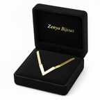 colier placat cu aur de 18K cu pandantiv litera V margine aurie si interior alb