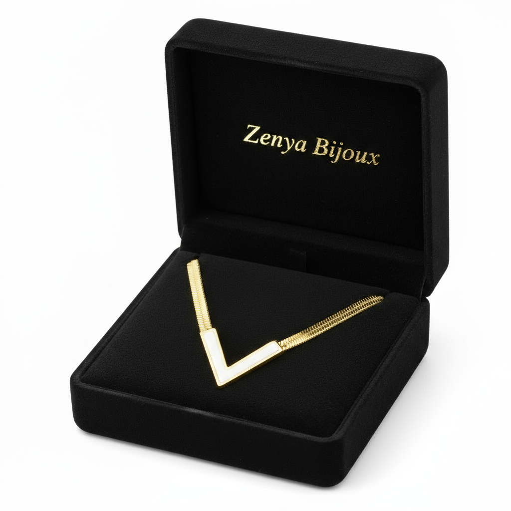 colier placat cu aur de 18K cu pandantiv litera V margine aurie si interior alb