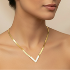 colier placat cu aur de 18K cu pandantiv litera V margine aurie si interior alb