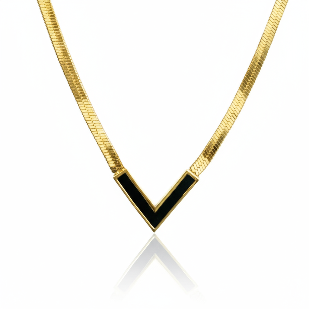 colier placat cu aur de 18K cu pandantiv V margine aurie si interior negru