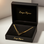 colier placat cu aur de 18K cu pandantiv V margine aurie si interior negru