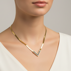 colier placat cu aur de 18K cu pandantiv V margine aurie si interior negru