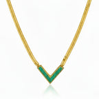 colier placat cu aur de 18K cu pandantiv V margine aurie si interior verde