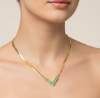 colier placat cu aur de 18K cu pandantiv V margine aurie si interior verde