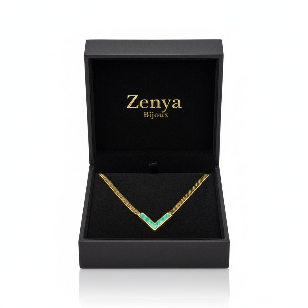 colier placat cu aur de 18K cu pandantiv V margine aurie si interior verde