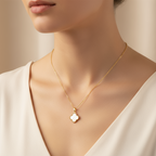 colier placat cu aur de 18K cu pandantiv trifoi alb PE O PARTE SI PIETRE PE CEALALTA PARTE