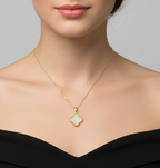 colier placat cu aur de 18K cu pandantiv trifoi alb PE O PARTE SI PIETRE PE CEALALTA PARTE